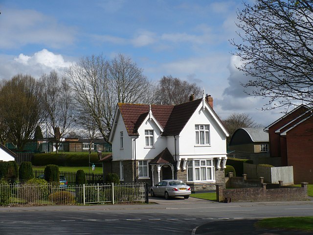This image has an empty alt attribute; its file name is Detached_house_Gaer_Road_-_geograph.org_.uk_-_1818438.jpg